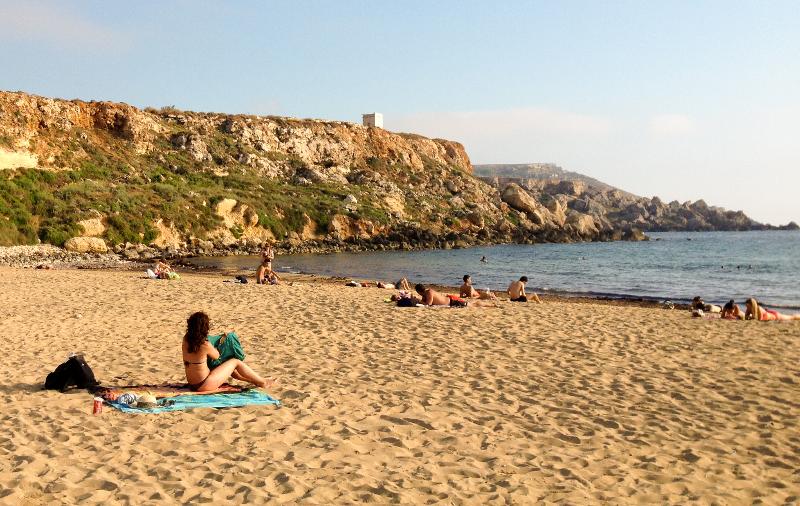 Vistas de la playa, el mar y acantilados rocosos en el curso ingles en malta 