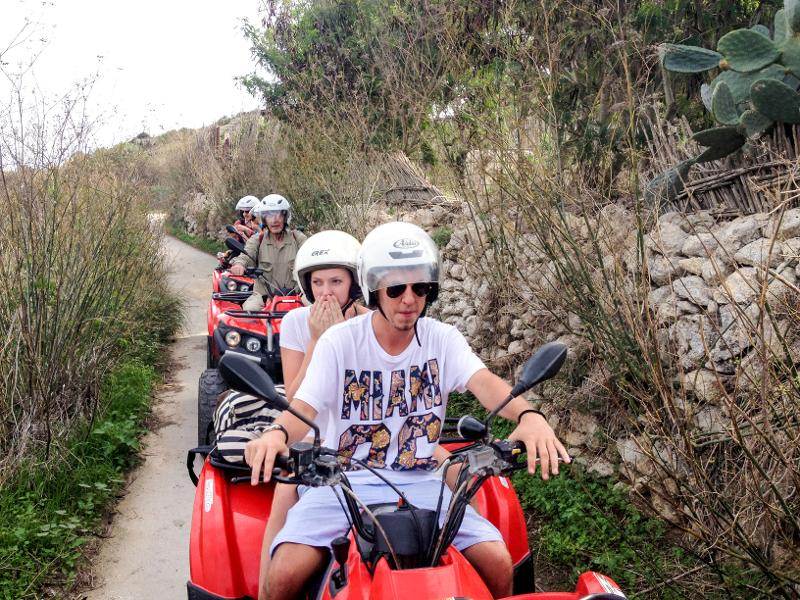 Jóvenes en una excursión en quad en el curso ingles en malta 