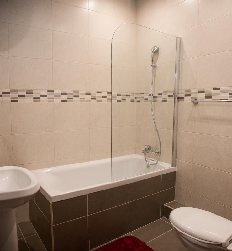 Cuarto de baño con water, bañera y lavabo en el curso ingles en malta 