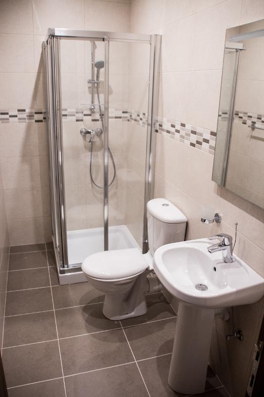 Cuarto de baño con water, lavabo y ducha en los cursos ingles verano malta