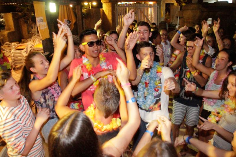 Jóvenes en una velada en los cursos ingles verano malta