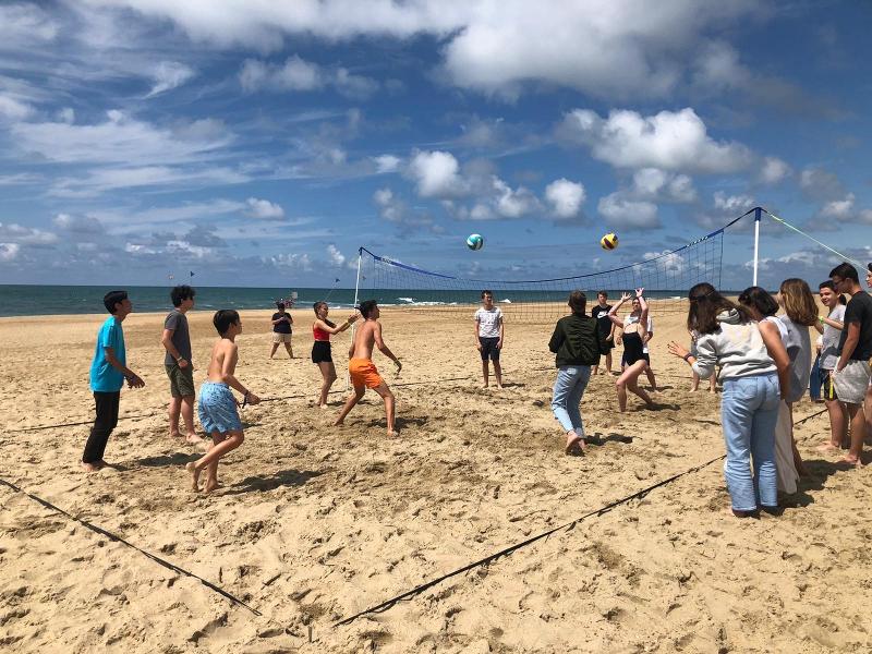 Niños jugando a voléibol durante un curso de frances en francia verano