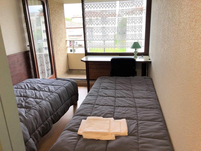 Habitación doble con balcón y ducha en un curso de idiomas francia