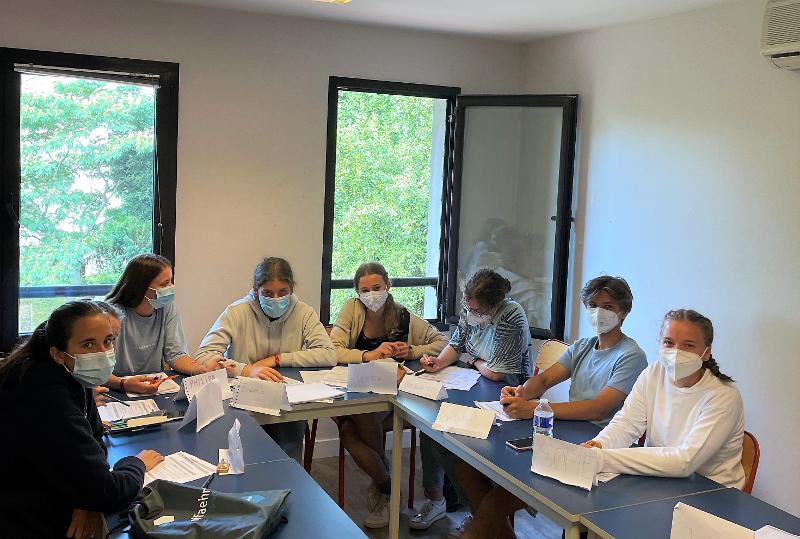 Clase de francés durante un curso de frances en francia