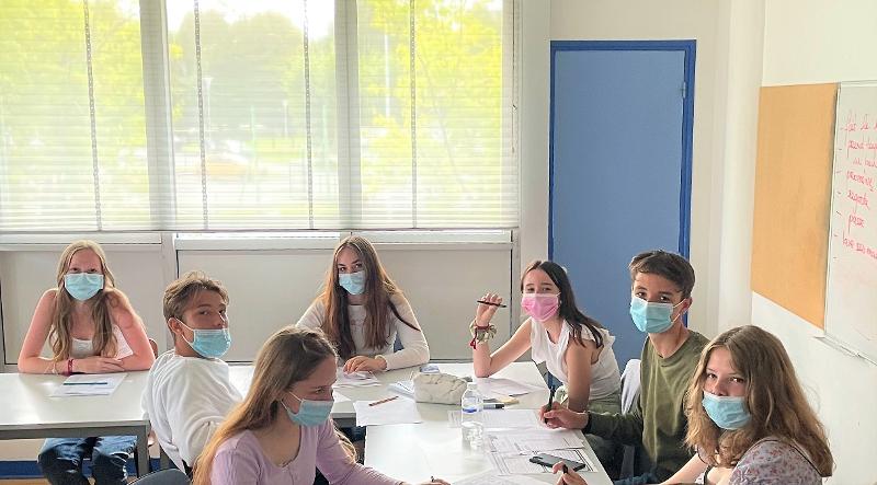 Clase de francés durante un curso de frances francia