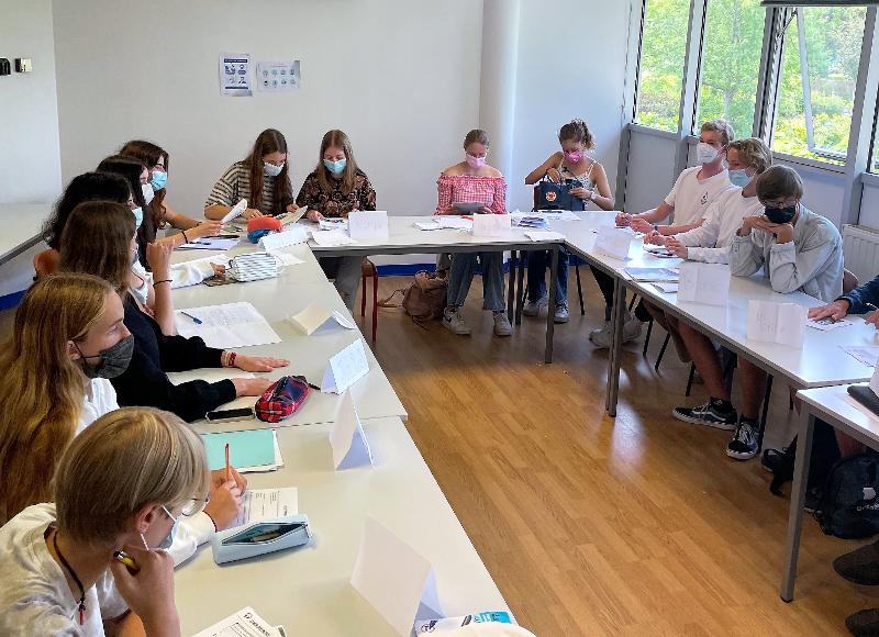 Clase de francés durante un curso de idiomas en francia