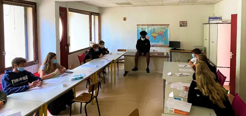 Clase de francés durante un curso de frances en francia