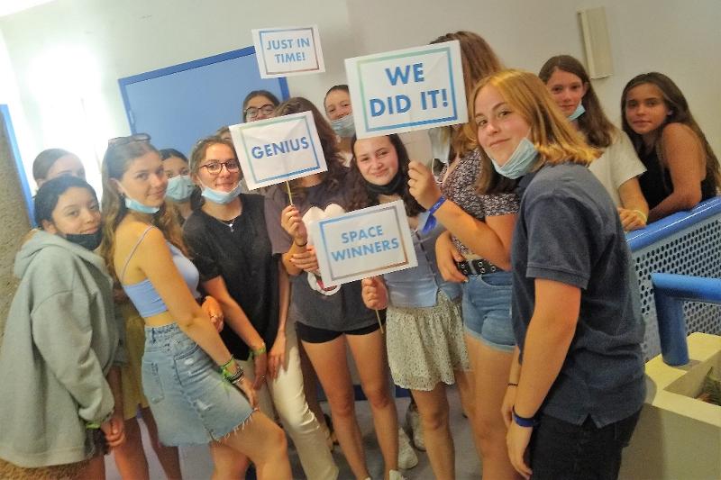 Niños realizando una actividad didáctica durante un curso de ingles