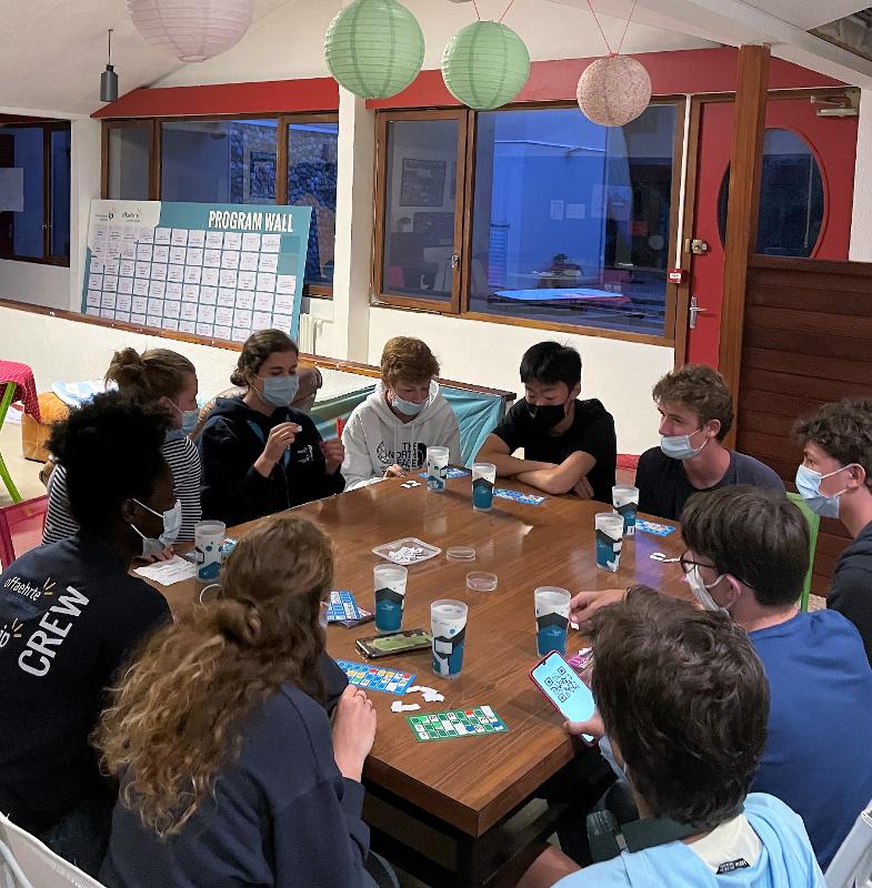 Niños realizando una actividad didáctica durante un curso de ingles en el extranjero