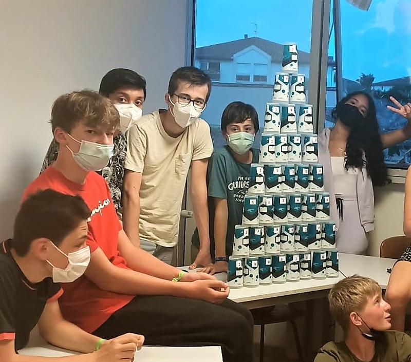 Niños realizando una actividad didáctica durante un curso de idiomas verano