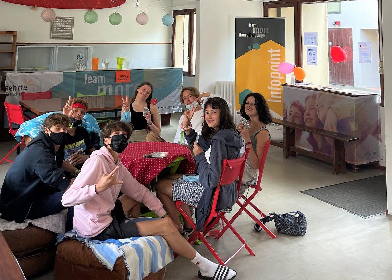 Niños realizando una actividad didáctica durante un curso de idiomas francia