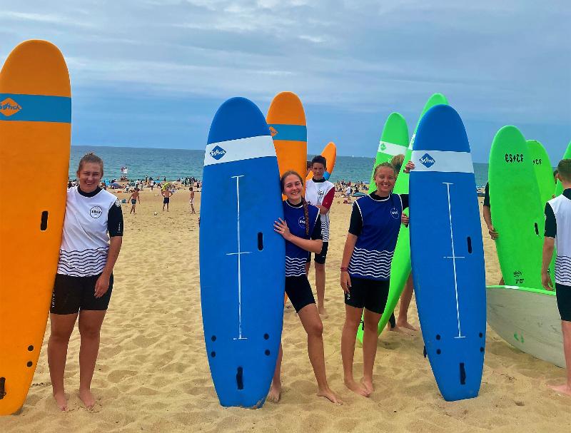Adolescentes practicando surf durante un curso de idiomas en francia