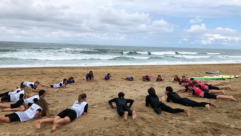 Niños practicando surf durante un curso de frances en francia verano