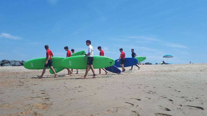 Chicos practicando surf durante un curso de idiomas francia