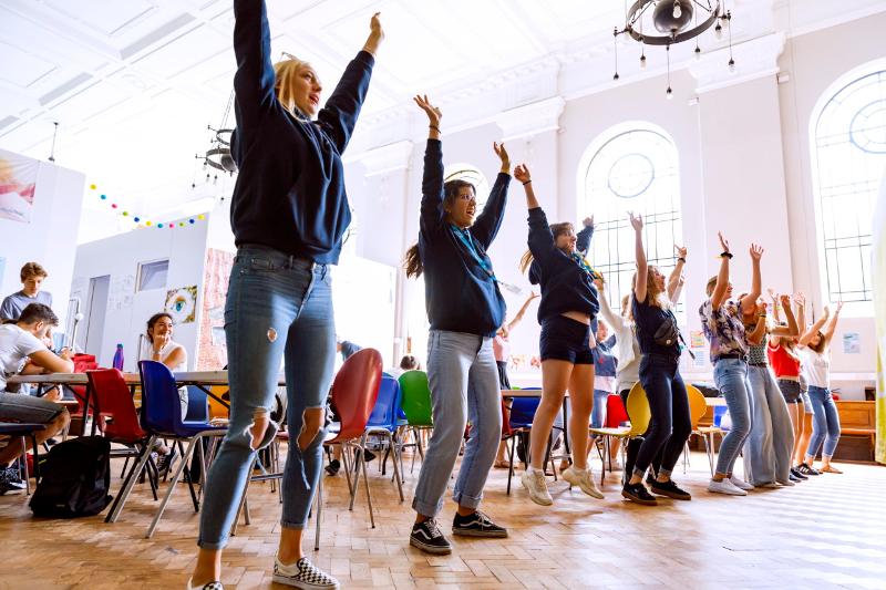 Los monitores del summer camp en UK levantan los brazos