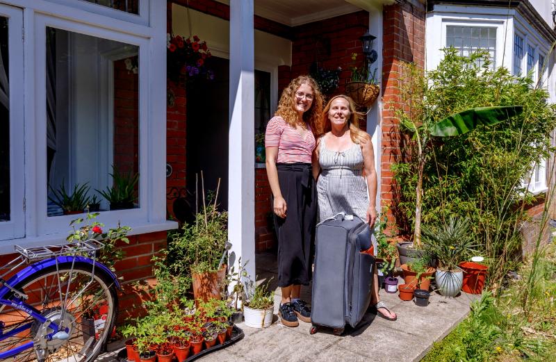 Adolescente con su madre de acogida en un curso de ingles en inglaterra