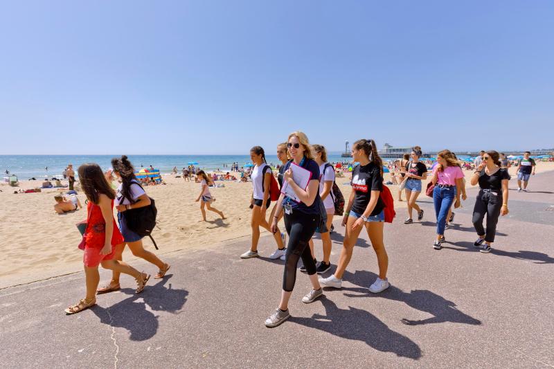 Adolescentes paseando por la playa durante un curso ingles en Reino Unido