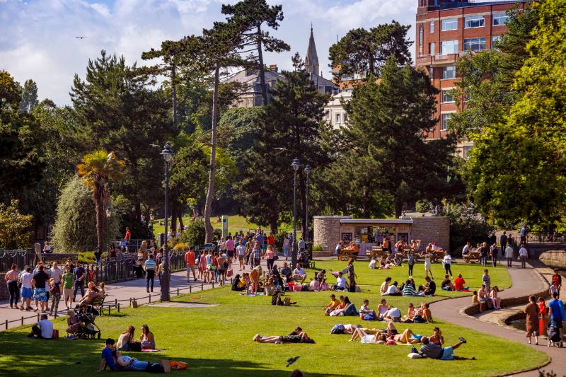 Vista de un jardín en un día soleado en tu curso de idiomas en Inglaterra