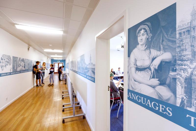 Pasillo del edificio de la escuela de idiomas durante un curso de ingles en Reino Unido