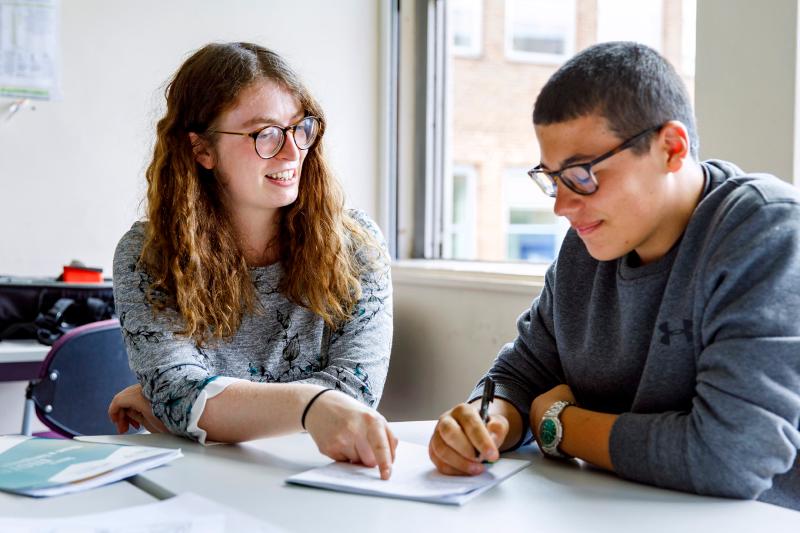 Dos adolescentes aprendiendo ingles durante un curso de ingles extranjero