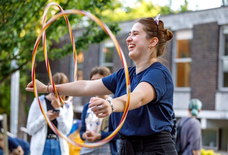 Adolescente realizando una actividad con un hula hoop durante su curso de idiomas en inglaterra
