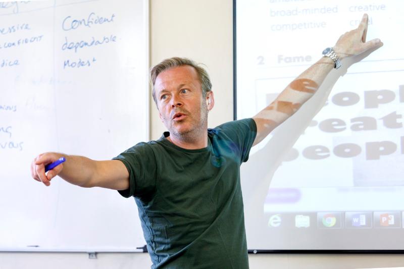 Profesor enseñando durante un curso de ingles