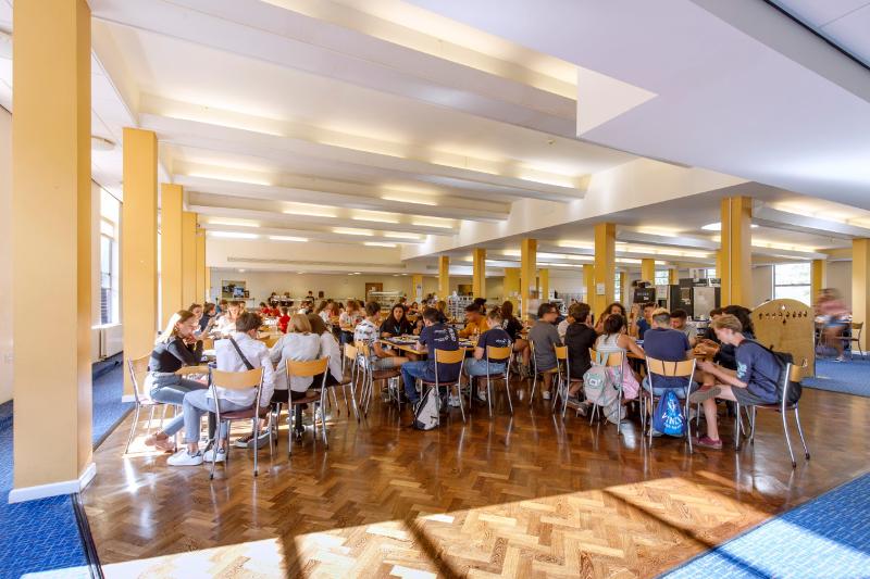 Amplia cantina durante un viaje de idiomas al extranjero