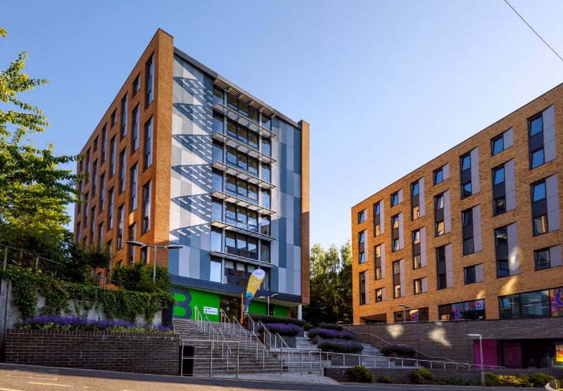 Gran edificio donde se sitúa una escuela para realizar un curso de ingles