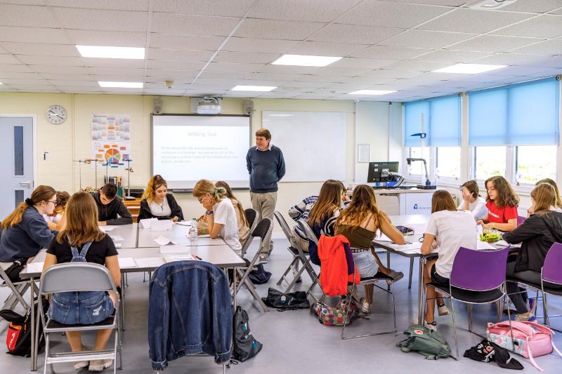 Grupos de niños coordinados por un profesor durante un curso de ingles en el extranjero barato