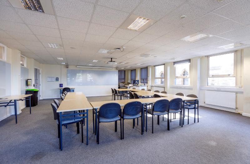 Clase vacía durante un curso de ingles en inglaterra