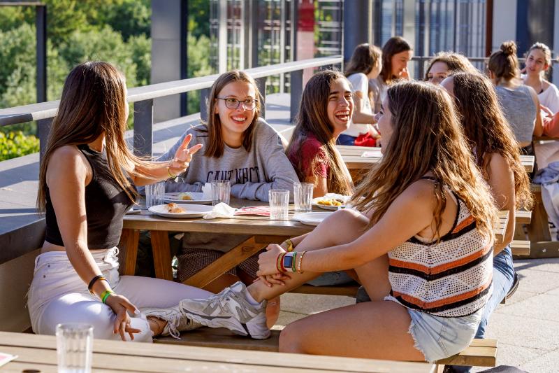 Niñas comiendo durante su curso de ingles reino unido
