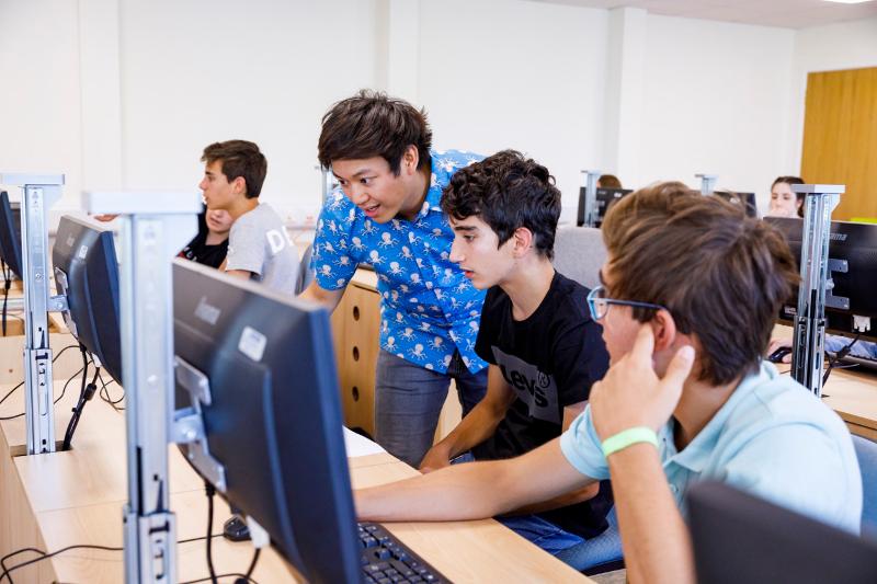 Niños utilizando ordenadores durante su curso de ingles en inglaterra
