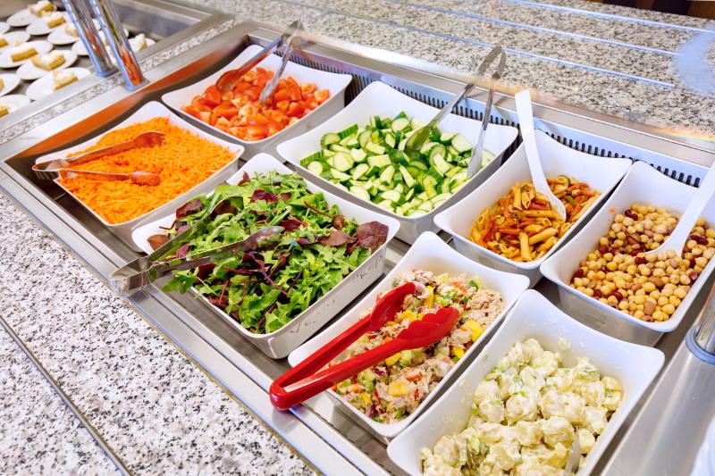 Comida variada durante el buffet de un curso de ingles en el extranjero