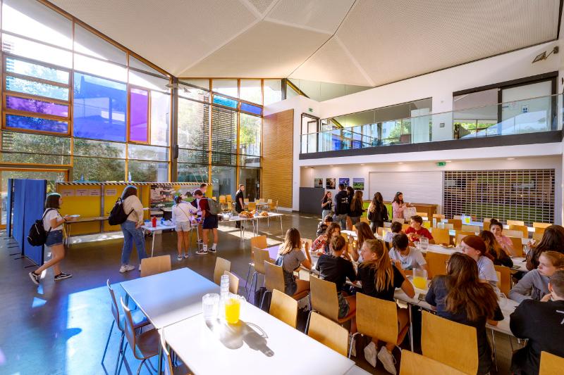 Foto de la amplia cantina de un curso de ingles inglaterra