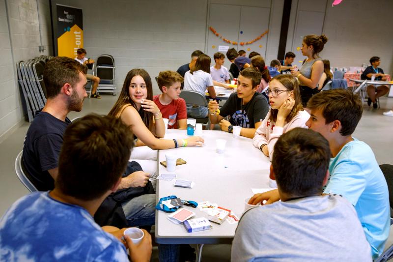 Grupo de estudiantes con su monitor durante un curso ingles en inglaterra