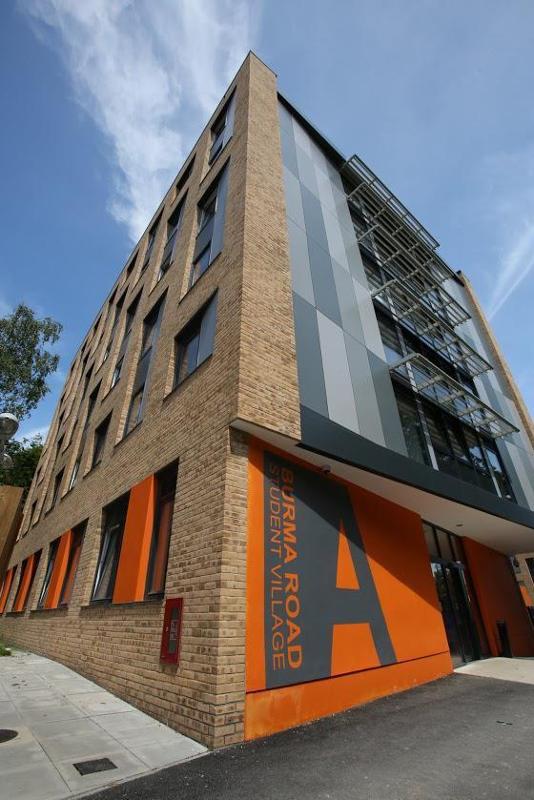 Escuela magnífica en la que se lleva a cabo un curso de idiomas inglaterra