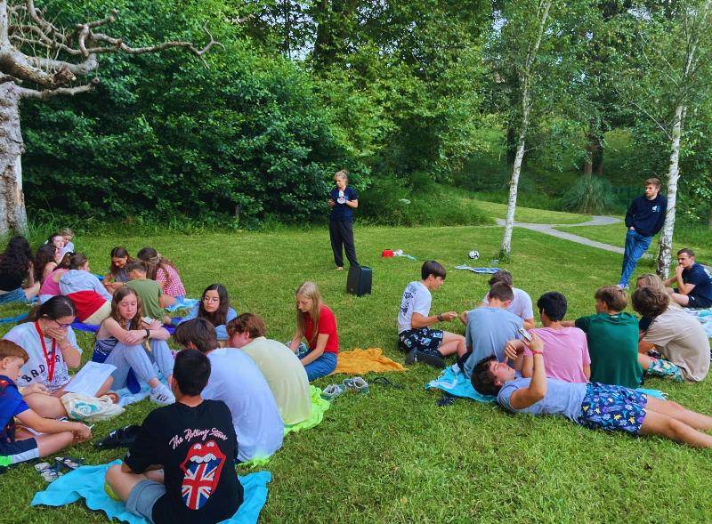Niños en un parque durante un curso de idiomas francia