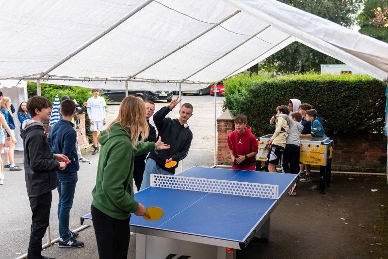 Niños jugando al ping-pong durante tu curso ingles reino unido