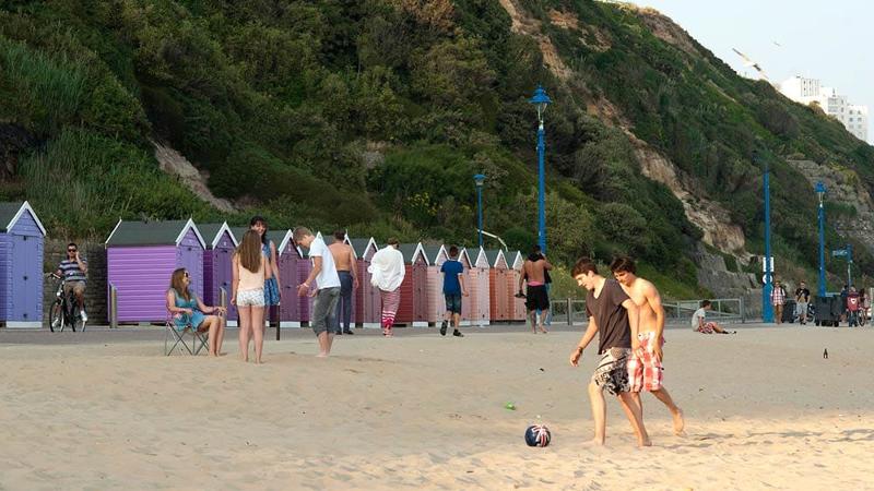 Niños jugando al fútbol en la playa durante un curso de ingles inglaterra