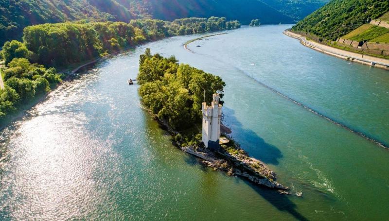 Foto de una isla del río que pasa por Ebernburg durante un campamento de verano en Alemania para niños