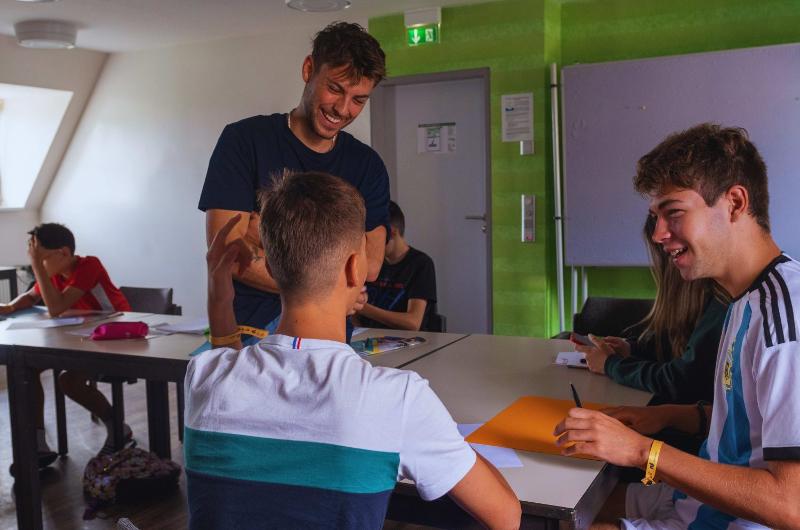 Foto de una clase de alemán durante un campamento de verano en Alemania para jovenes