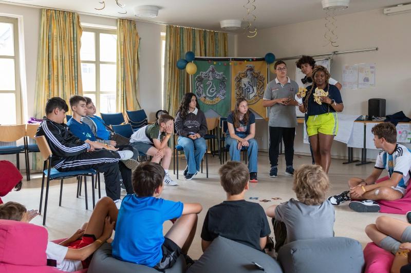 Niños atendiendo a sus compañeros durante un taller en un curso de verano en alemania