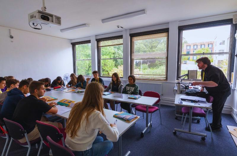 Clase de ingles durante un viaje de idiomas al extranjero