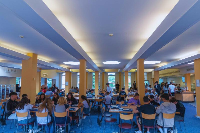 Amplio comedor de un curso de ingles inglaterra