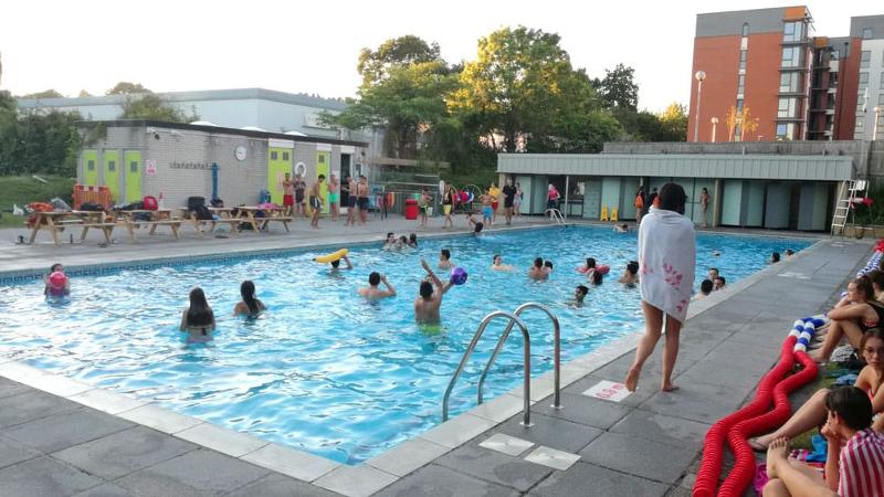 Niños jugando en un gran piscina durante un curso ingles reino unido