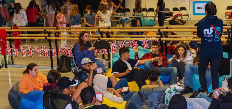 grupo de adolescentes esperando durante su viaje de idiomas al extranjero