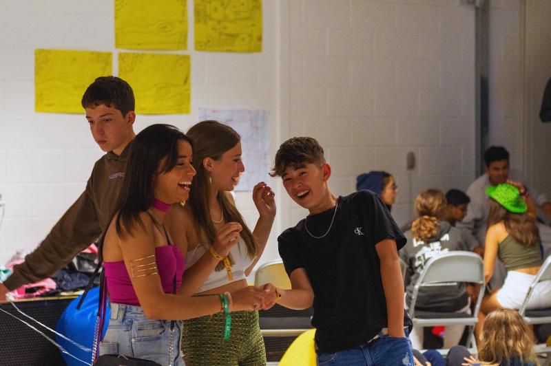 Adolescentes riendo durante una actividad de un curso de verano inglaterra