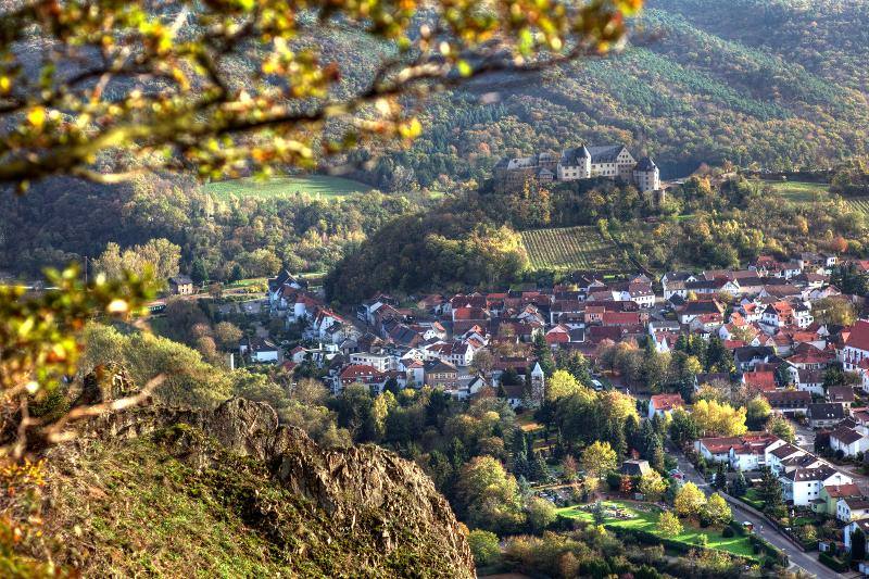 Vista aérea de la ciudad de Ebernburg durante un campamento de verano en Alemania para jovenes