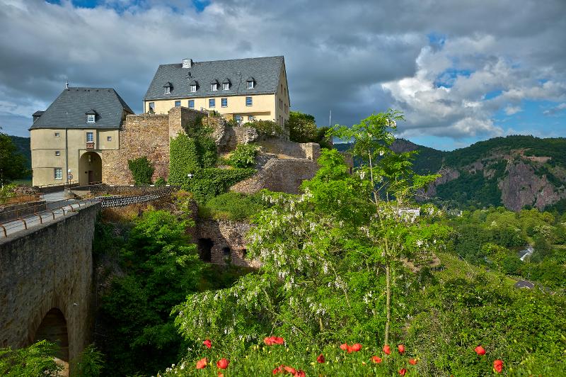 Foto de un castillo en una montaña durante un campamento de verano en Alemania para jovenes