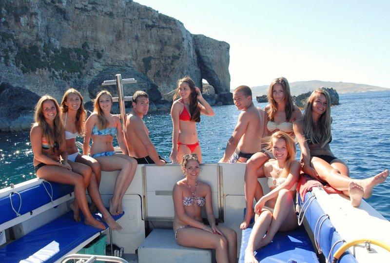 Jóvenes posando en un barco en el mar en el curso de ingles en malta